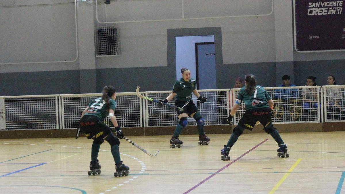 Muñoz y Garrote celebran el gol de Celia Pinacho en Raspeig.