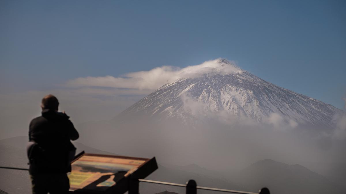 Un turista en el Parque Nacional del Teide en una imagen de archivo.