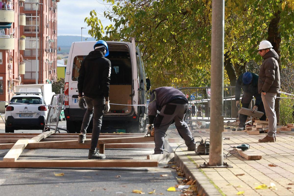 Galería | Comienza el arreglo de la fachada de Aldea Moret en riesgo de colapso