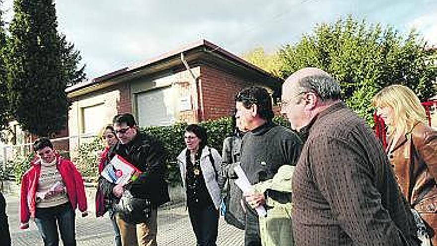 Representantes de los padres y de UGT tras la reunión celebrada el lunes.