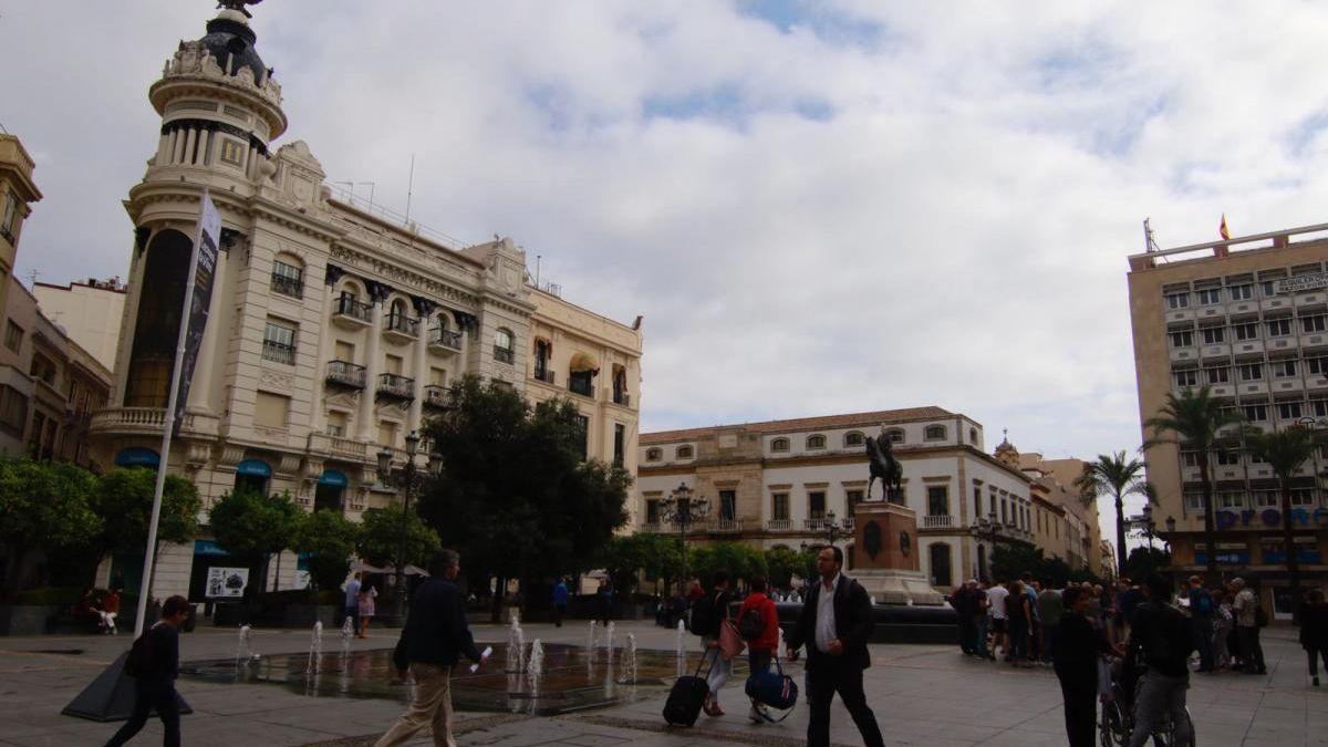 Cielos nubosos sobre la plaza de las Tendillas en Córdoba.