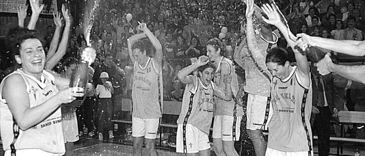 Las jugadoras celebra en O Berbés su victoria sobre el Halcón Viajes, en la Liga de 1999. // Cameselle