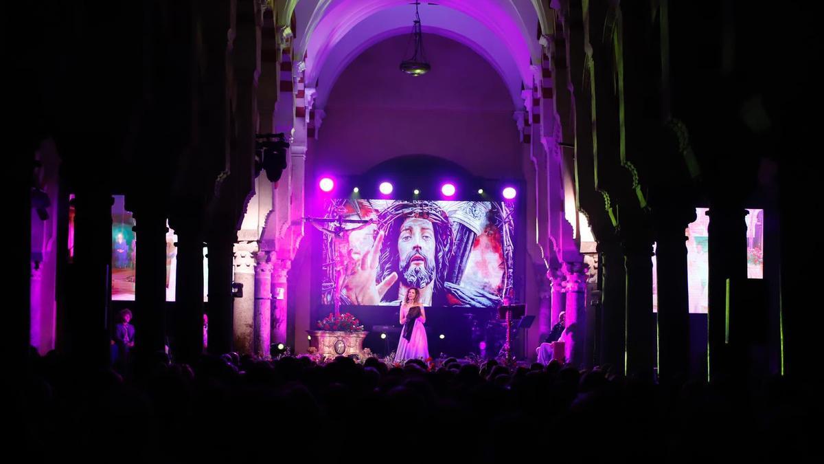 Un instante de la actuación de &#039;Vía crucis&#039; en la Mezquita-Catedral de Córdoba.