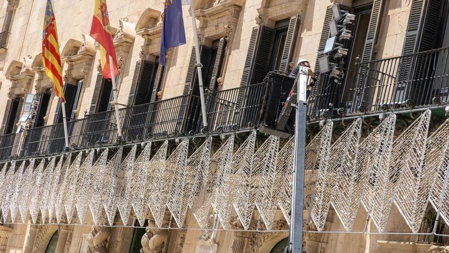El Ayuntamiento de Alicante empieza a vestirse de Hogueras con la instalación del alumbrado