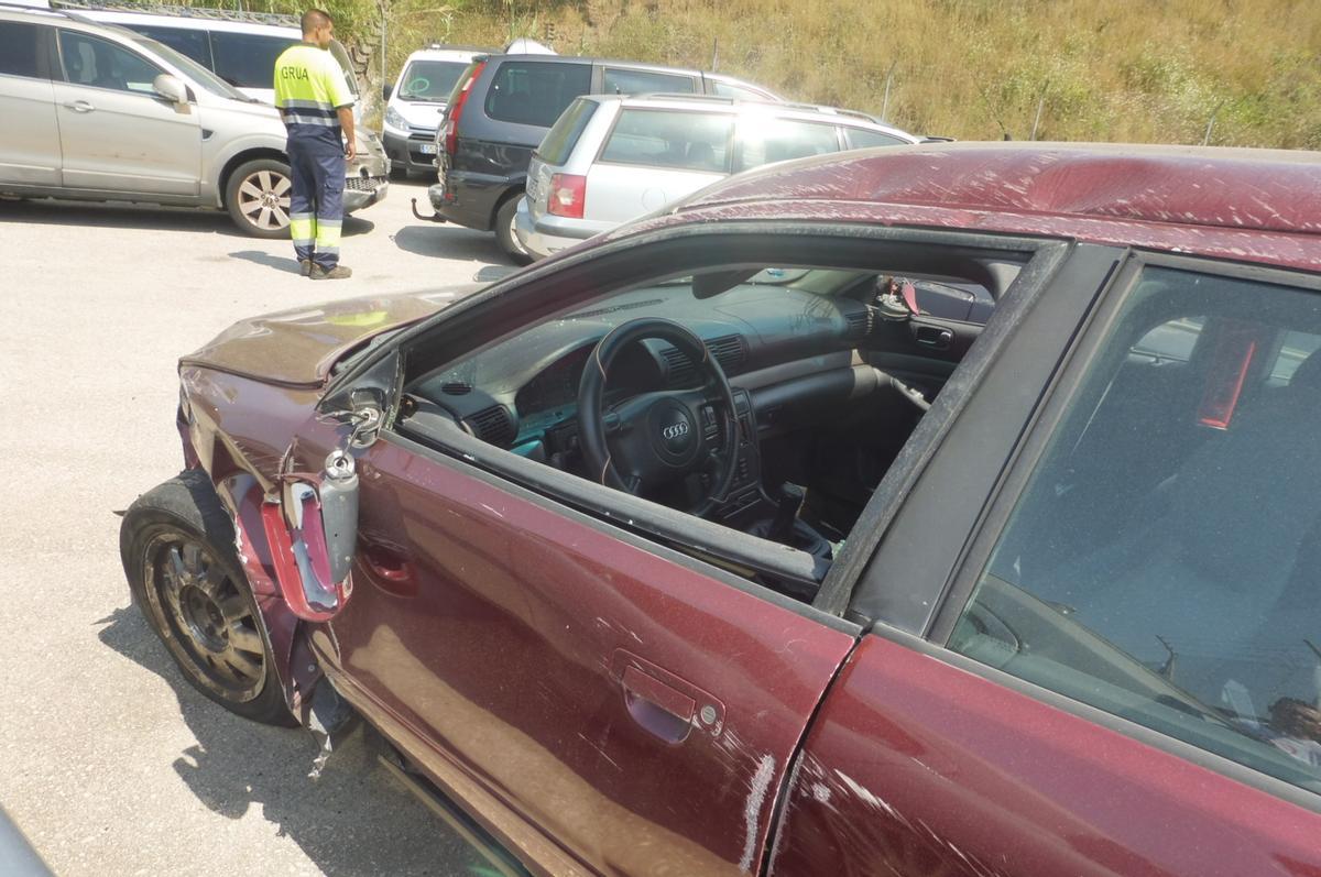 Algunos coches se abandonan en un estado lamentable.
