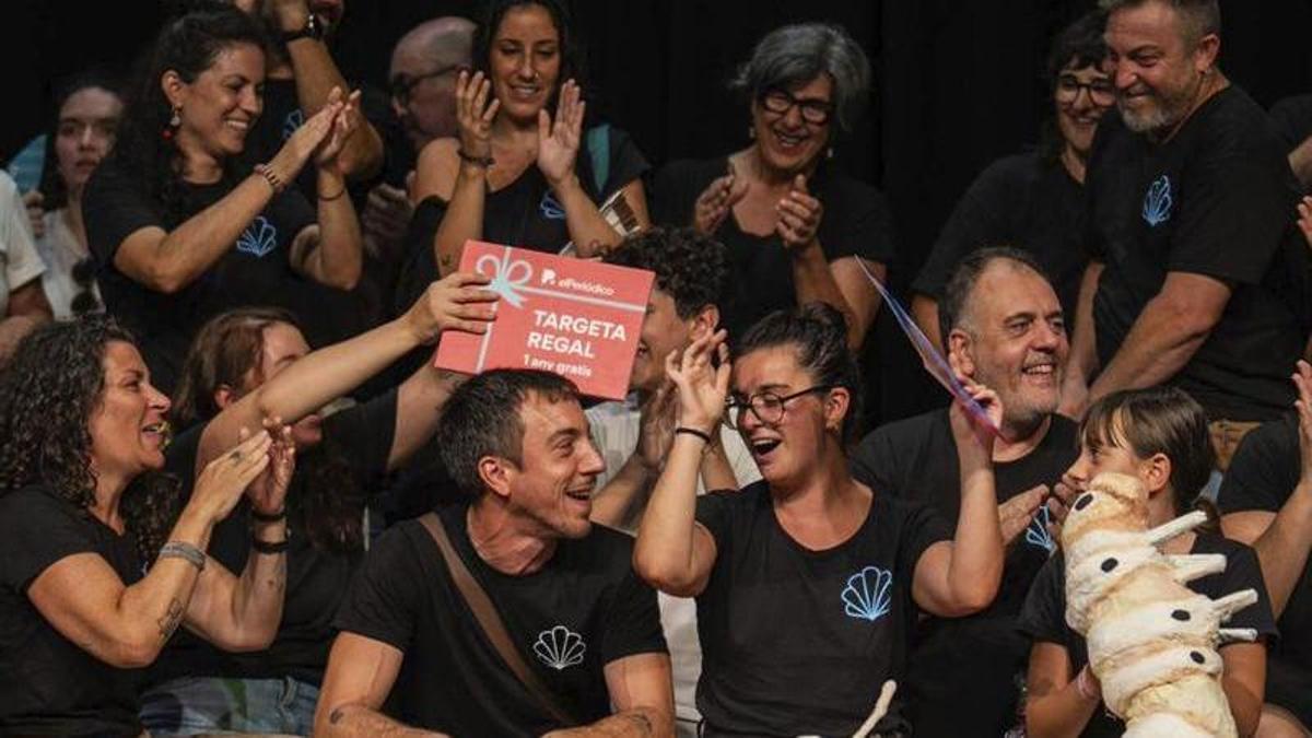 Els autors del decorat del carrer de Valladolid després de recollir el premi. | ZOWY VOETEN