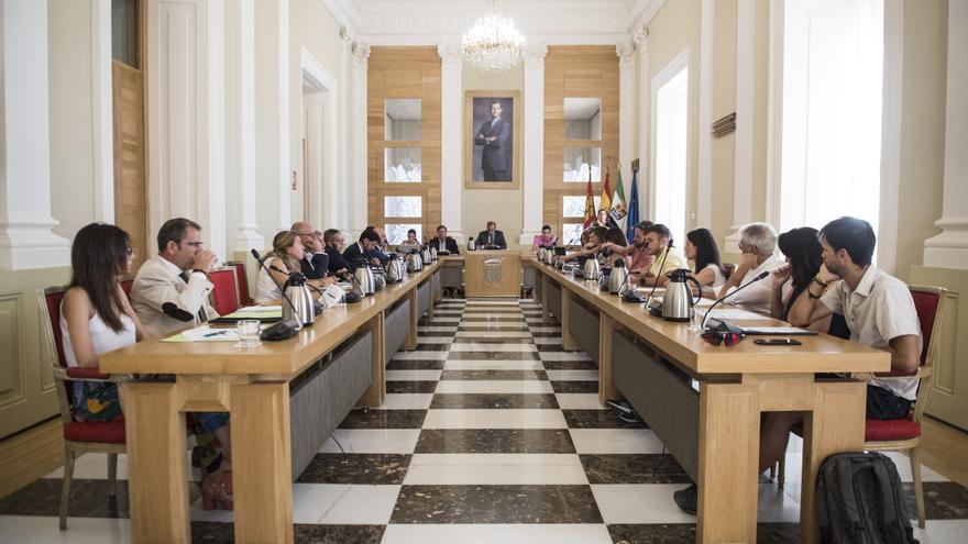 Fotogalería | Algunos de los momentos del primer pleno ordinario de la corporación local de Cáceres