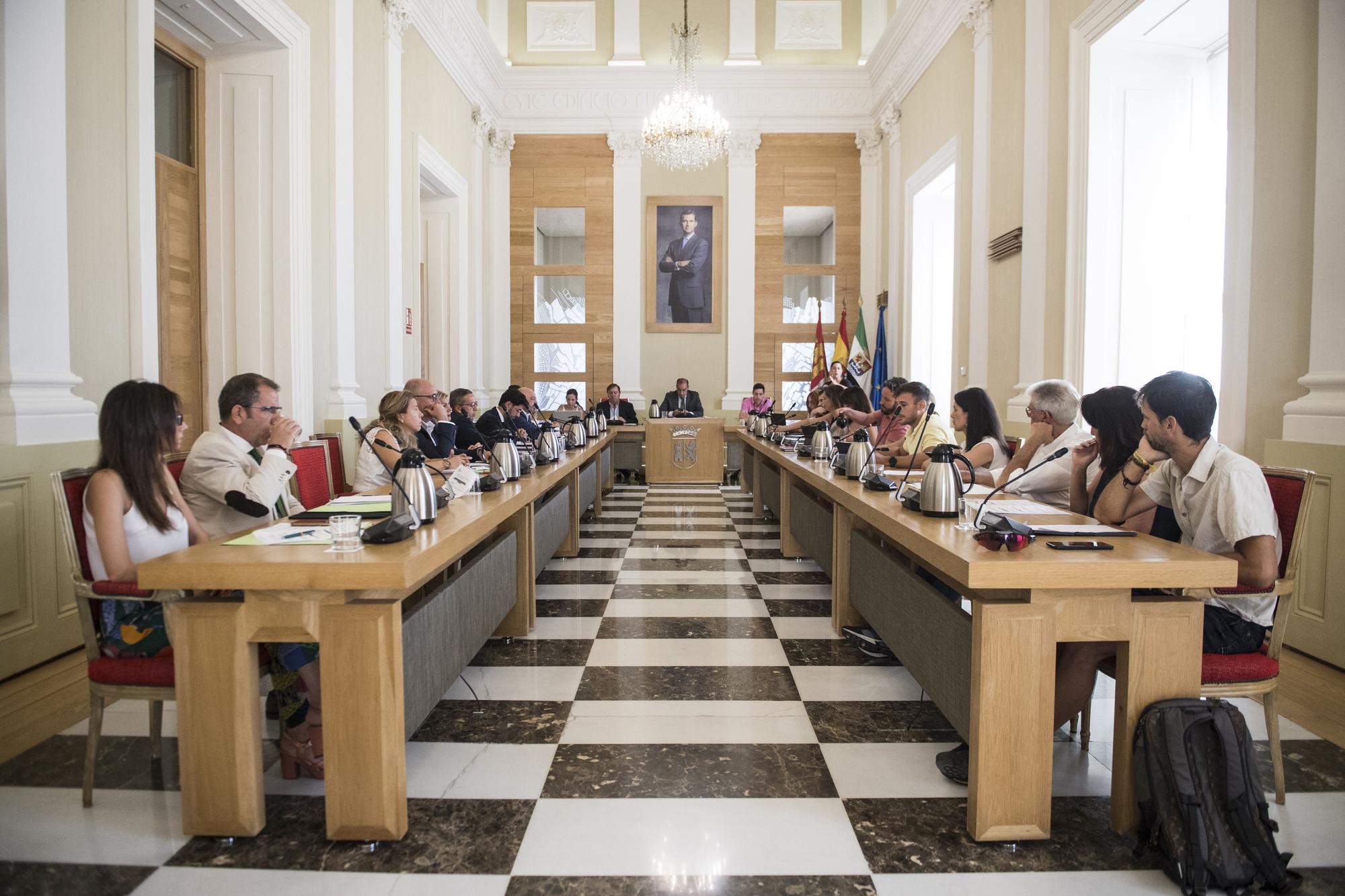 Galería de fotos |  Ha sido el primer pleno del Ayuntamiento de Cáceres