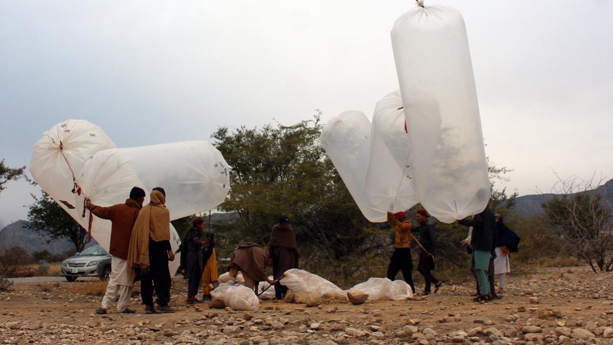 El peligro de transportar gas natural en bolsas de plástico, en Karak (Pakistán)