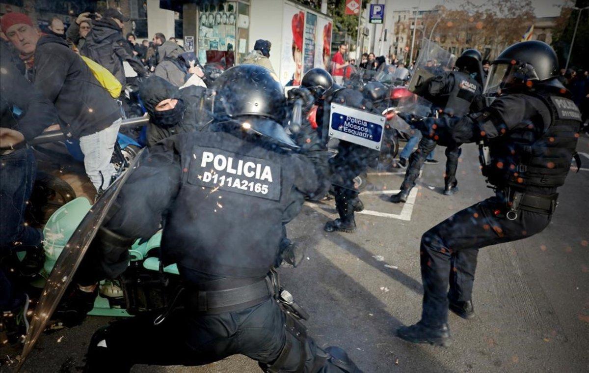 Cargas policiales de los Mossos en Drassanes.