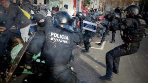 Cargas policiales de los Mossos en Drassanes.