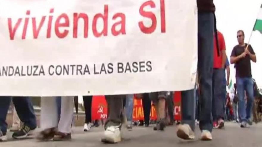 Rifirrafe durante la protesta frente a la base de Rota