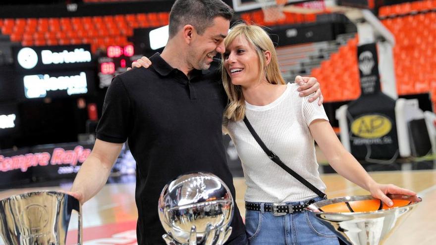 Rafa Martínez, junto a su mujer Olatz, ayer en la Fonteta.