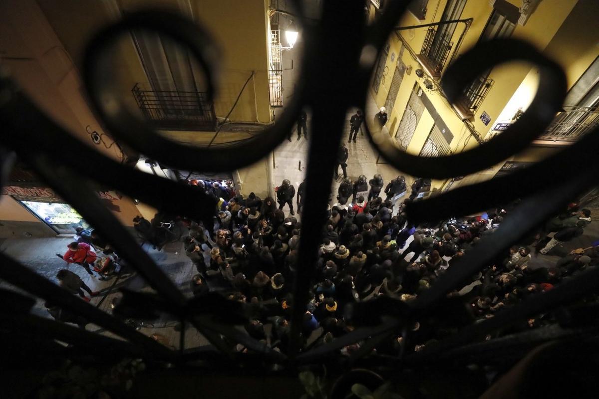 GRAF3165  MADRID  15 03 2018 - Policias antidisturbios intentan calmar la tension en la calle Meson de Paredes con la calle del Oso  en el barrio de Lavapies de Madrid  tras la muerte de un mantero de un paro cardiaco durante un control policial contra el top manta en el barrio de Lavapies de Madrid  Tras el suceso  se han concentrado decenas de personas en protesta contra la presion policial que existe en la zona contra los vendedores del top manta  EFE JAVIER LIZON