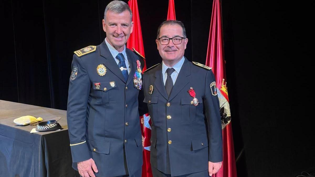El intendente de la Policía Local de Vila-real, Ramón Martínez (d), tras recibir la Medalla al Mérito Policial del Ayuntamiento de Alcobendas.