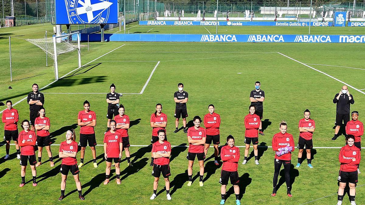 Vista general de la Ciudad Deportiva de Abegondo, con un posado de las jugadoras del Deportivo Abanca. |  // CARLOS PARDELLAS