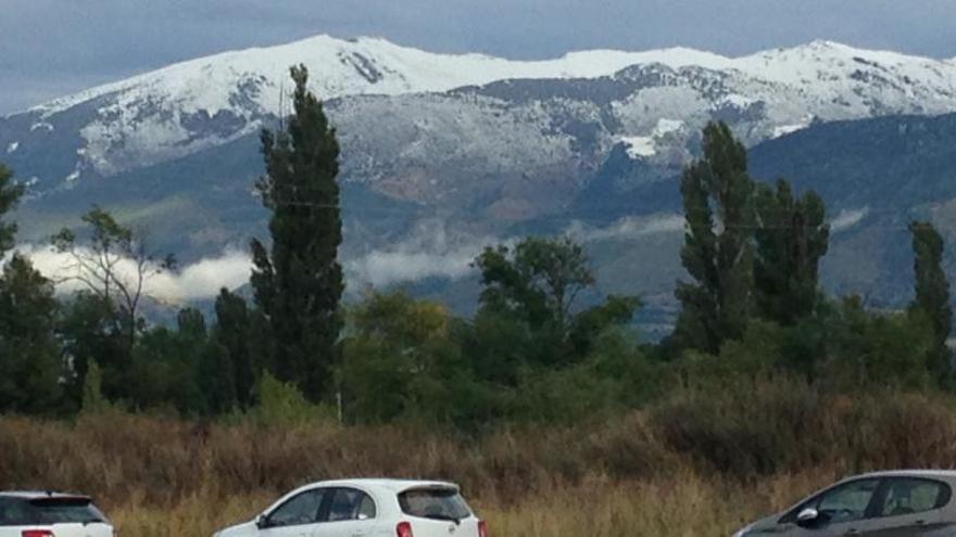 El canvi sobtat de temps porta les primeres nevades als cims pirinencs