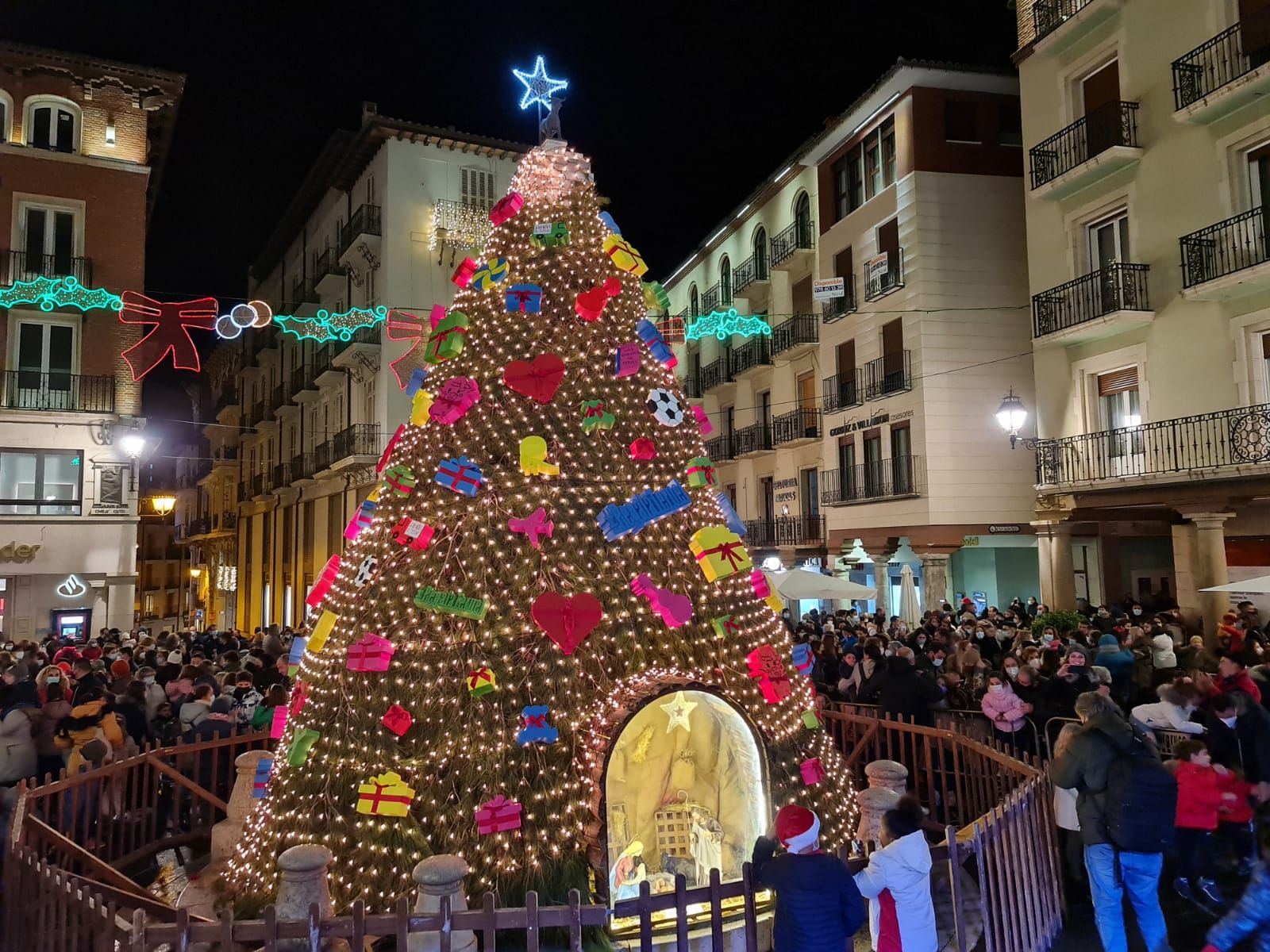 Encendido navideño en la plaza del Torico.
