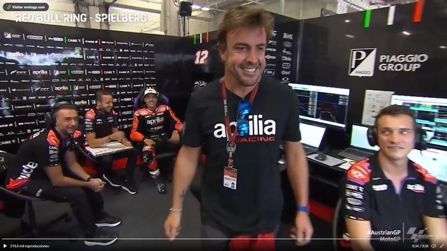 Fernando Alonso revoluciona el paddock de MotoGP en Austria