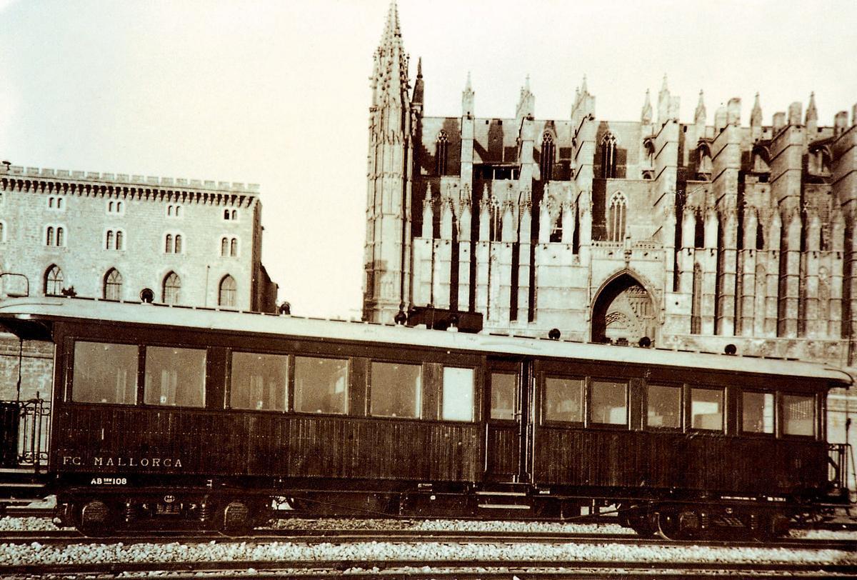 Tren del fabricante Carde y Escoriaza en la explanada del Pûerto de Palma, junto a la catedral, años 40.