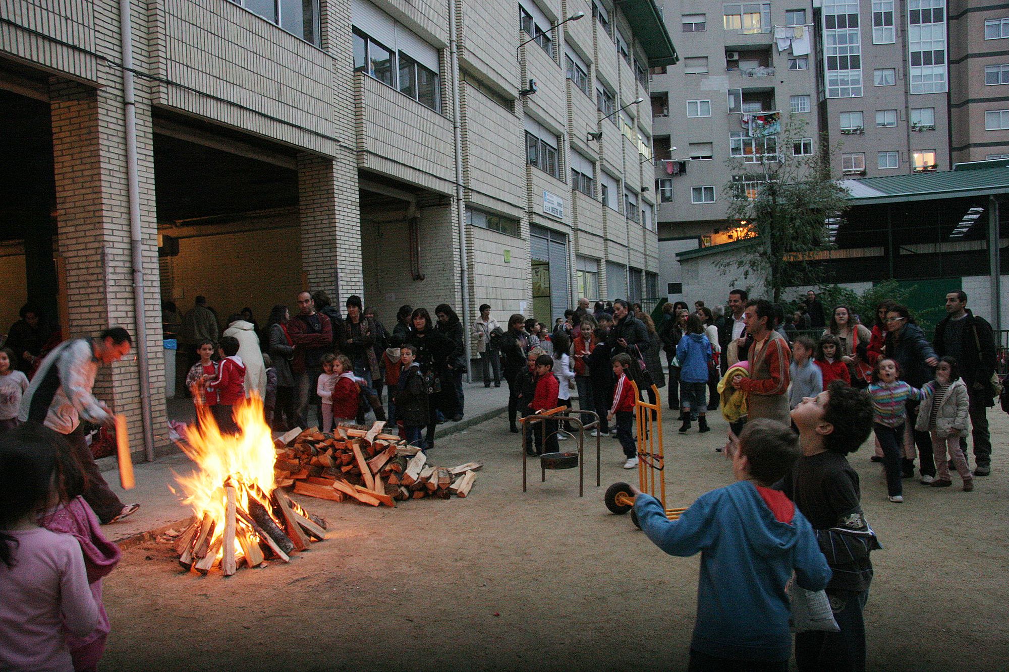 Padres y alumnos celebrando un magosto en un colegio en 2009