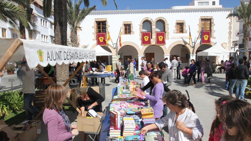 Debido a las obras del Passeig de s´Alamera, los puestos del Día del Libro se trasladaron a la plaza de España.