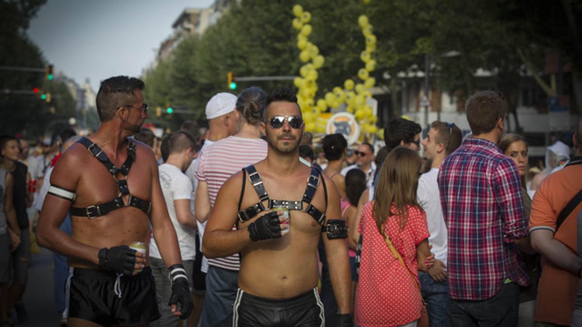 Dos participantes ataviados especialmente para la celebración del día del orgullo gay en Barcelona.