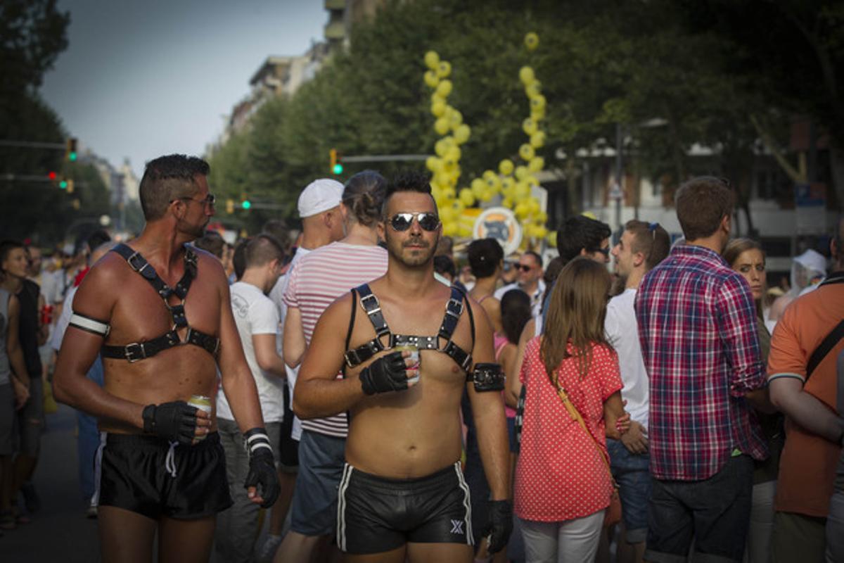 Dos participantes ataviados especialmente para la celebración del día del orgullo gay en Barcelona.