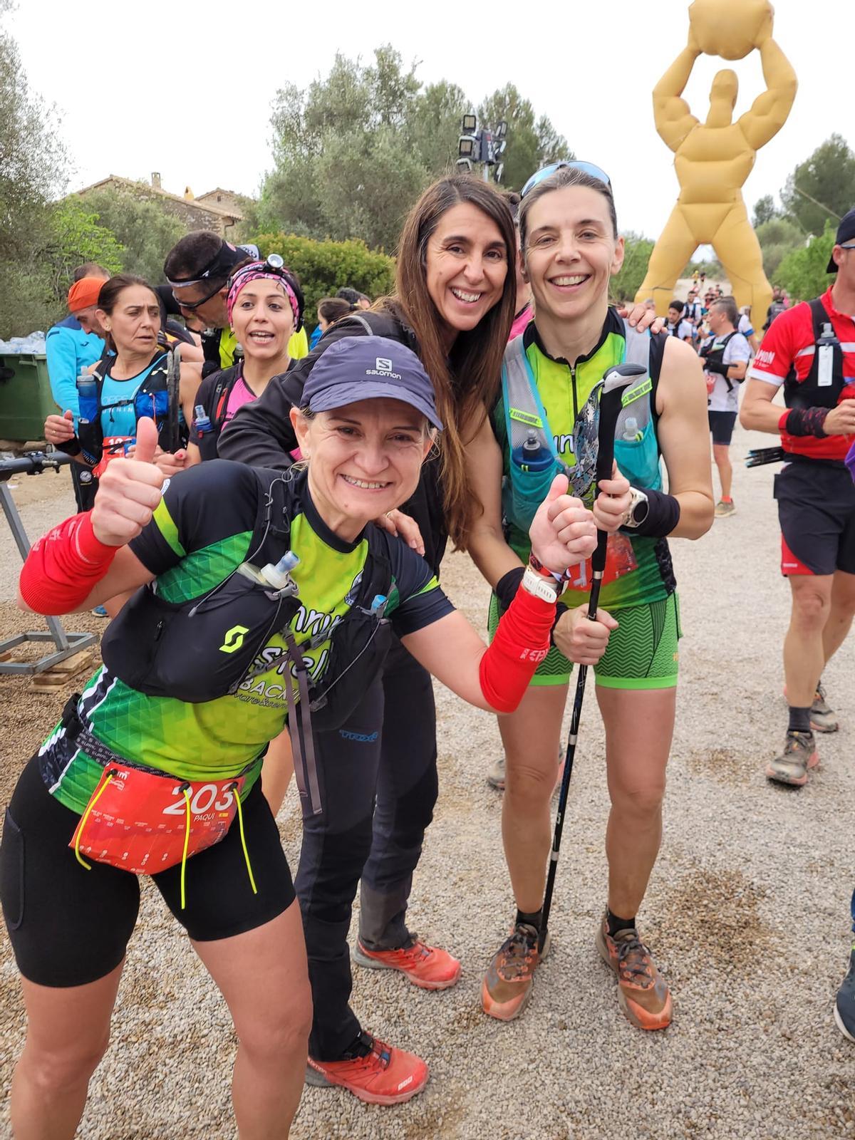 Iracema Cambronero (CA Running Castelló) recibe a Paqui Gil y Esme Vicente en el control de la Bassa de les Oronetes.