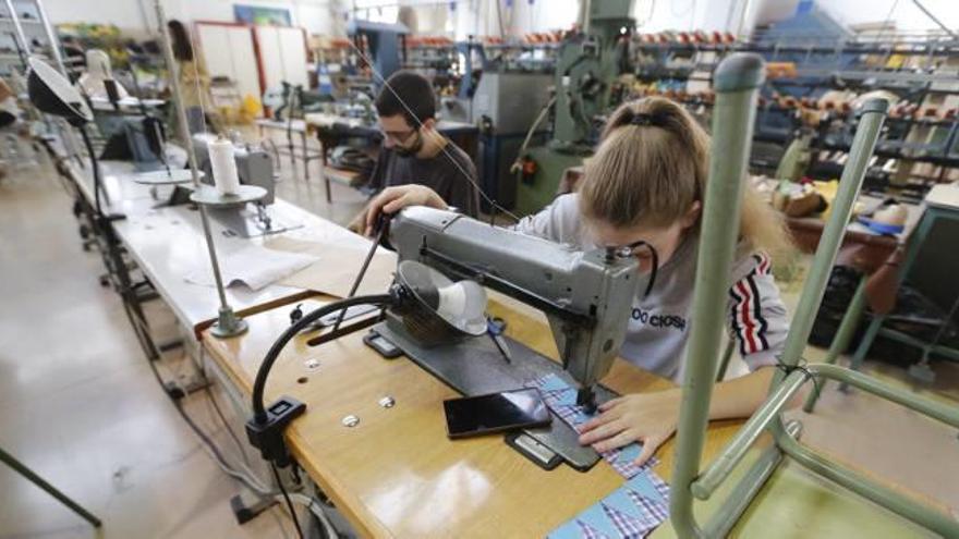 Alumnos de un ciclo de Formación Profesional que se imparte por las tardes en un instituto de Elche.