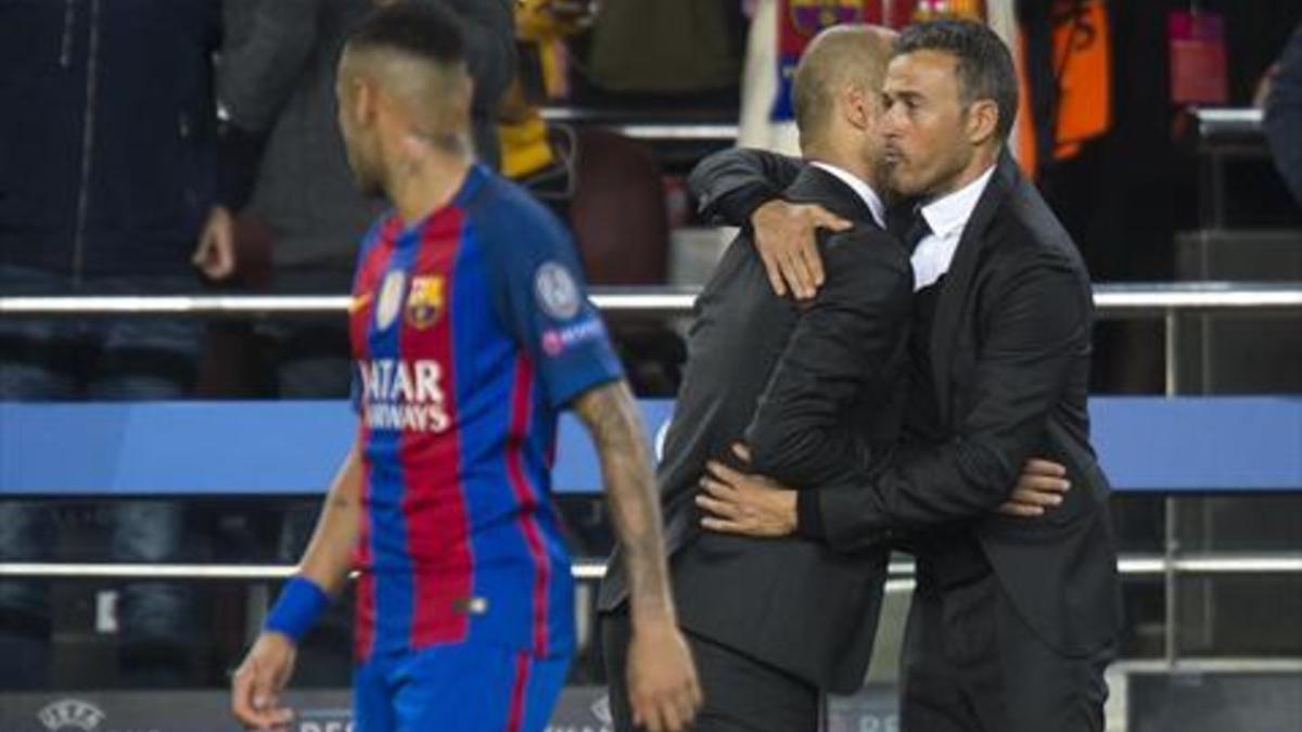 Guardiola y Luis Enrique se abrazan al final del partido.