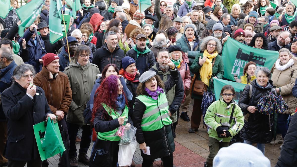 "La Vega no se vende, La Vega se defiende": así fue la concentración de Salvemos La Vega en Oviedo