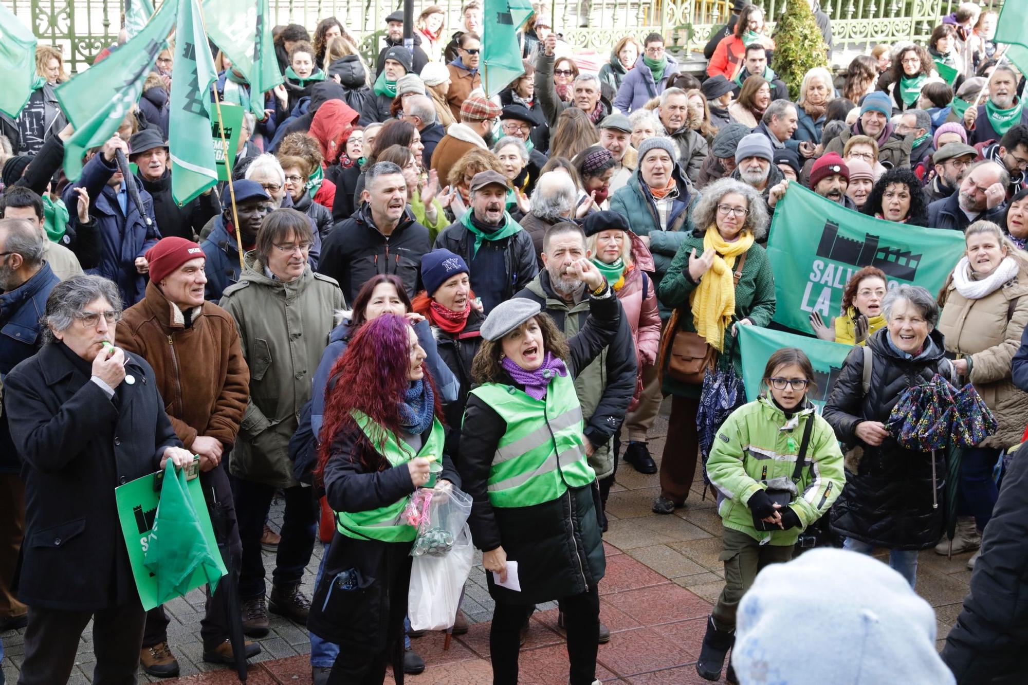 "La Vega no se vende, La Vega se defiende": así fue la concentración de Salvemos La Vega en Oviedo