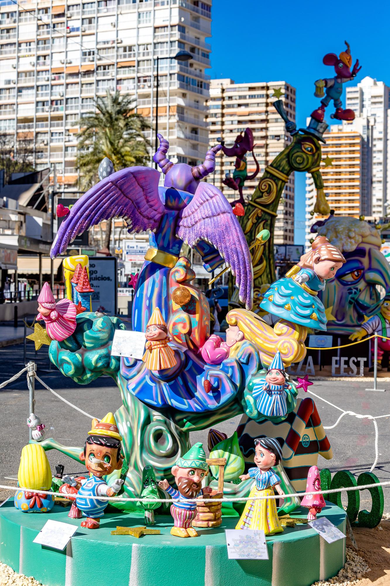 Benidorm alza sus monumentos de Fallas