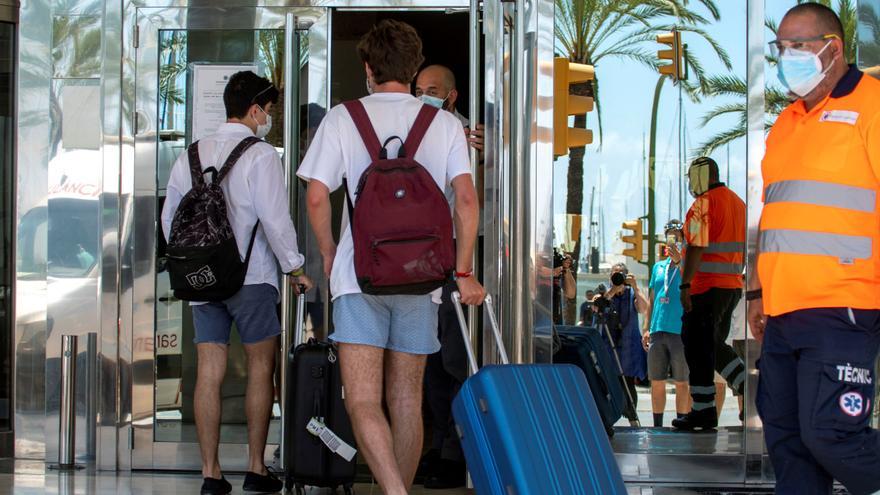 Más de 30 estudiantes catalanes que celebraron el fin de curso en Tenerife dan positivo en COVID-19