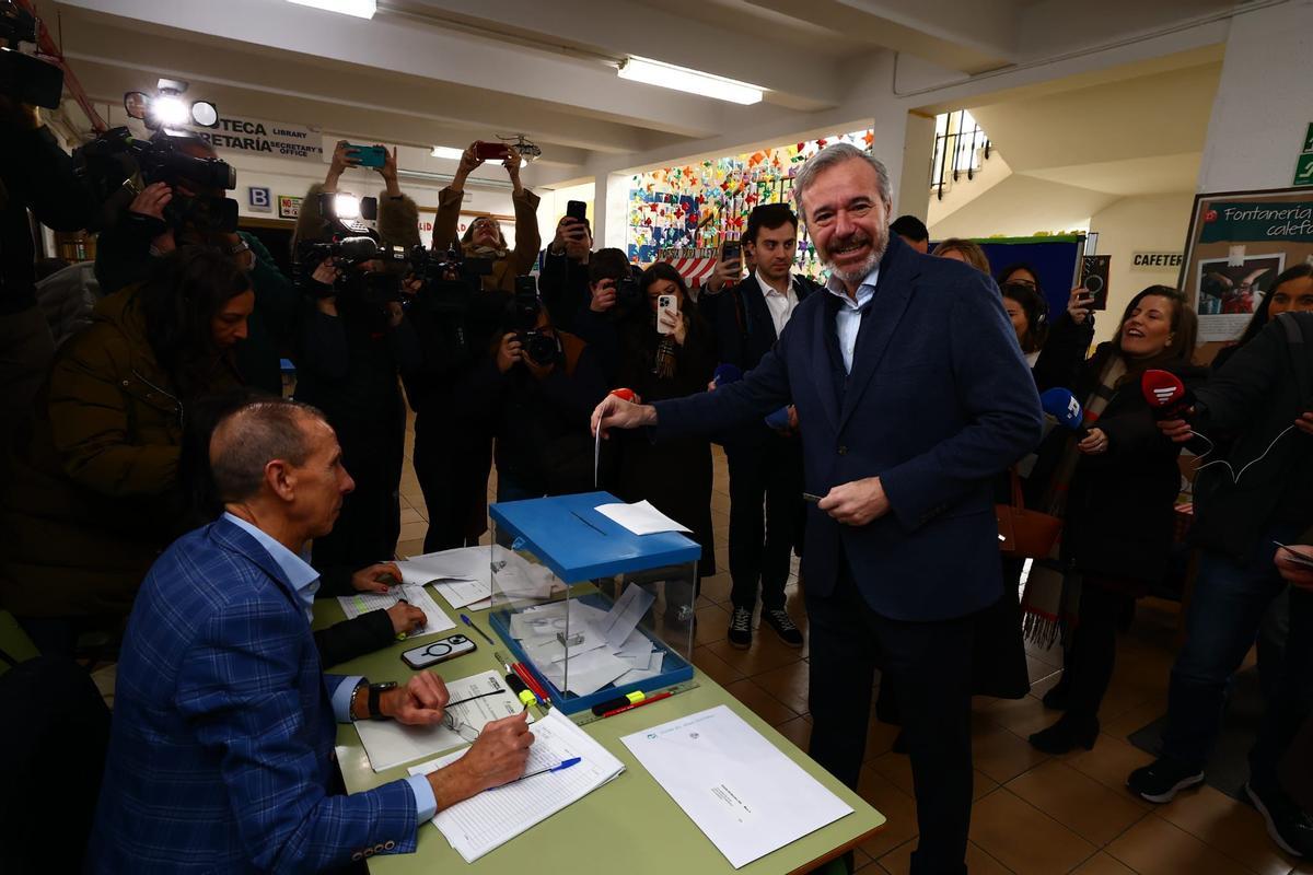 El presidente del Gobierno y candidato del PP, Jorge Azcón, votando esta mañana.