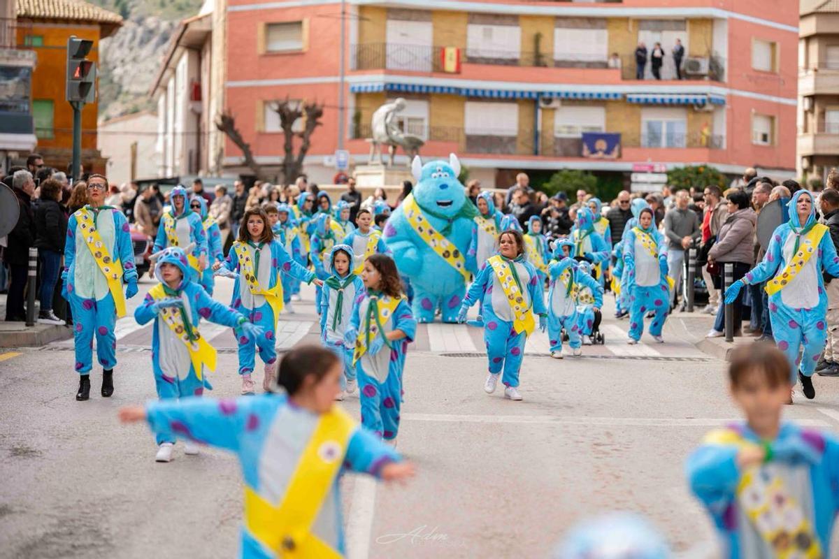 Grandes y pequeños desfilando juntos por las calles de Cehegín