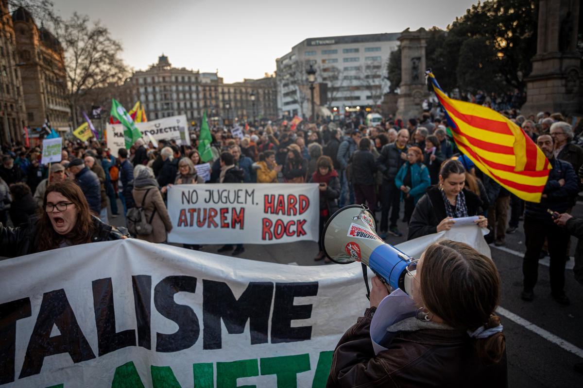 La manifestación contra el Hard Rock, la ampliación del aeropuerto y el Cuarto Cinturón corta el centro de Barcelona