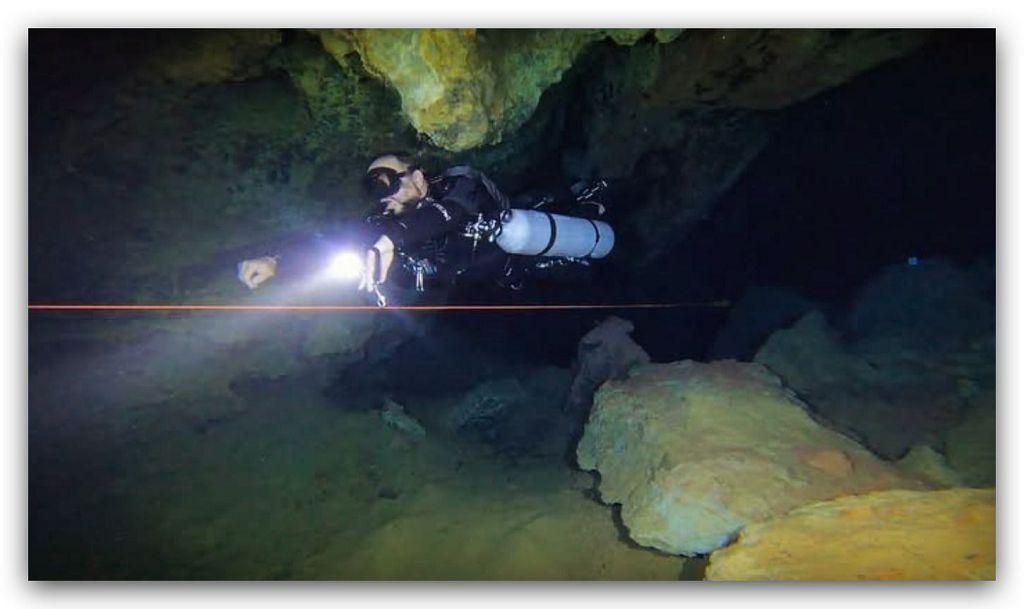 Buceadores en la Cueva del Agua, Isla Plana