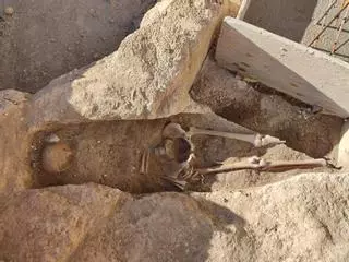 Aparecen doce tumbas moriscas en las obras de la plaza Joan Miró de Elda
