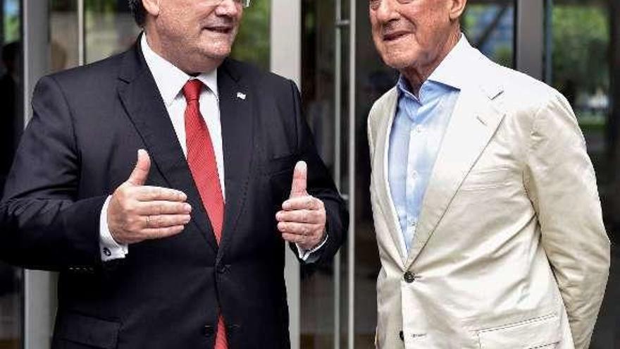 Norman Foster (dcha.), con el alcalde de Bilbao, Juan Mari Aburto. // Efe