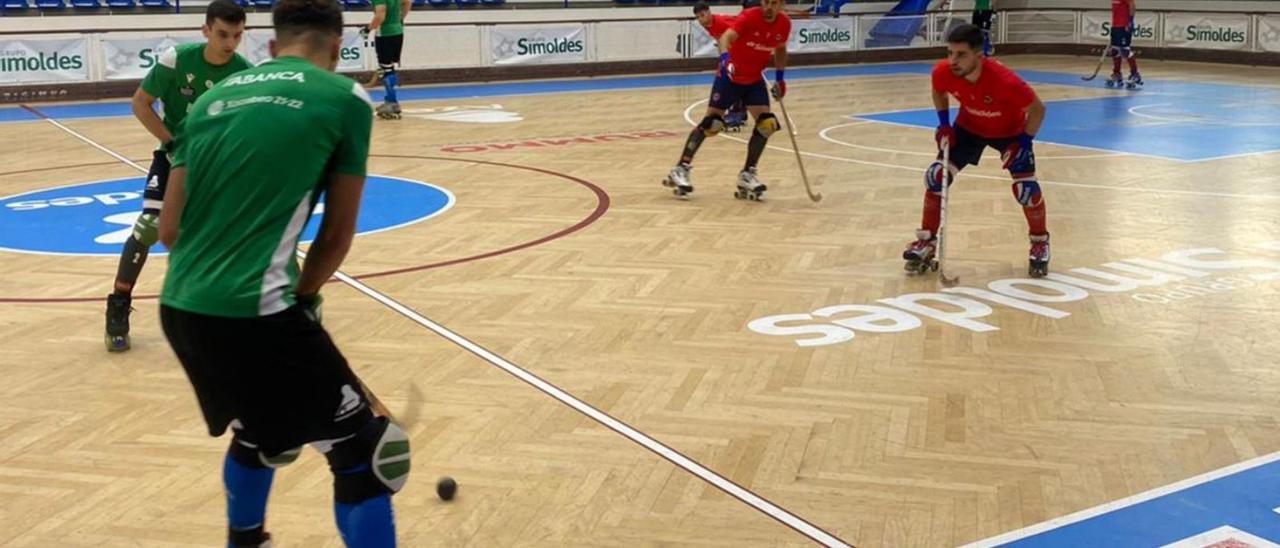 Imagen de una jugada del partido de ayer entre el deportivo Liceo y el Oliveirense. |  // HCL