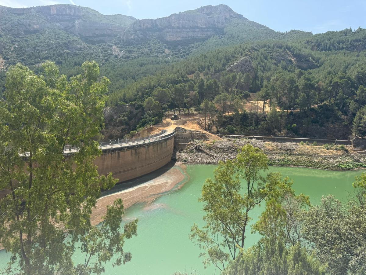 Panorámica de la presa de Buseo, ocho meses después de la dana.