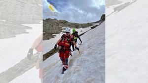 La Guardia Civil, durante el operativo de rescate.