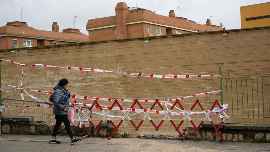 La Policía Municipal instala vallas de seguridad en la zona del siniestro.