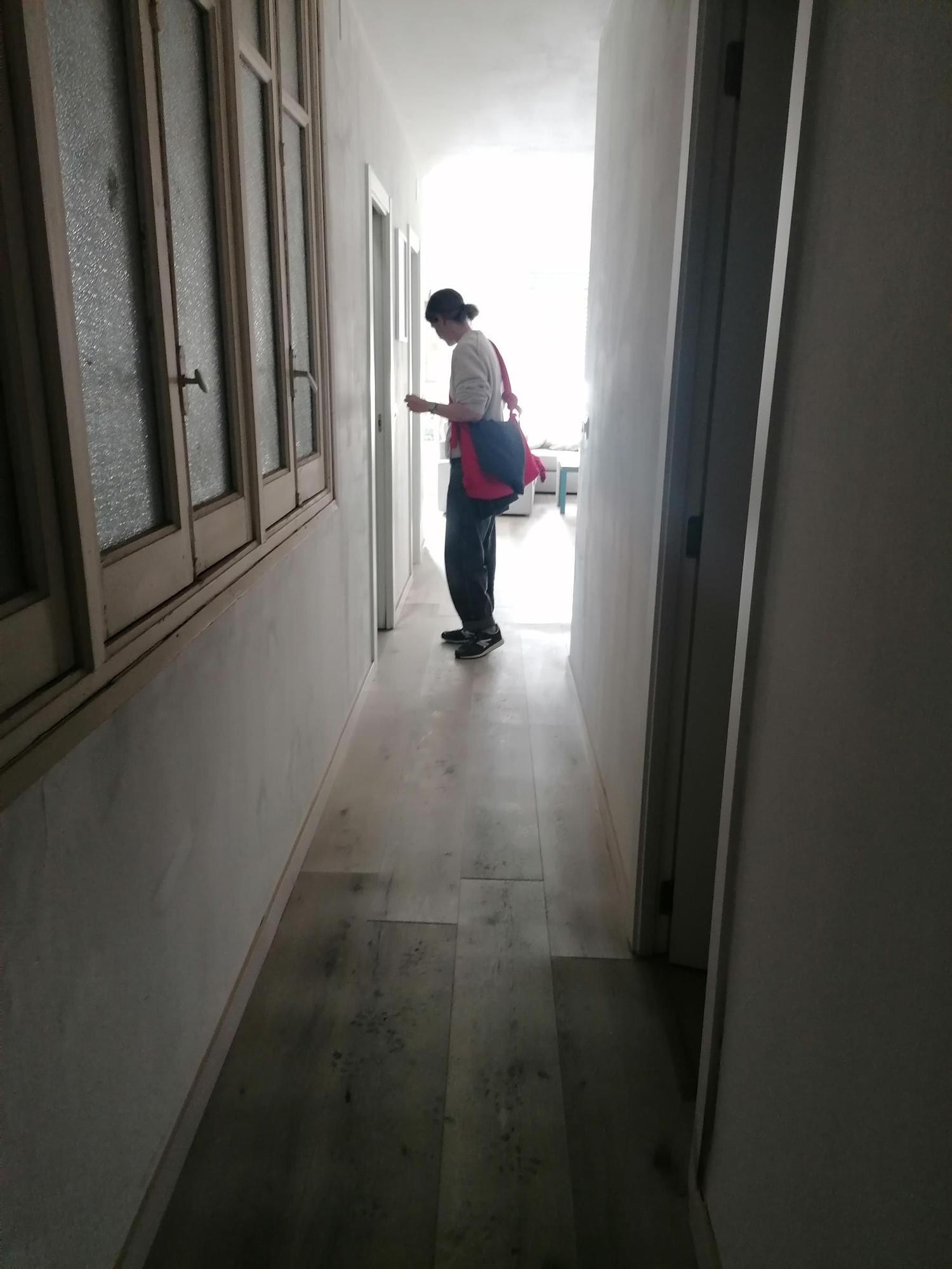 El suelo laminado de la vivienda levantado por efecto del intenso calor