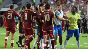 Vinícius discute con jugadores de Venezuela durante un partido de las eliminatorias sudamericanas al Mundial de Fútbol 2026, en el estadio Monumental, en Maturín (Venezuela)