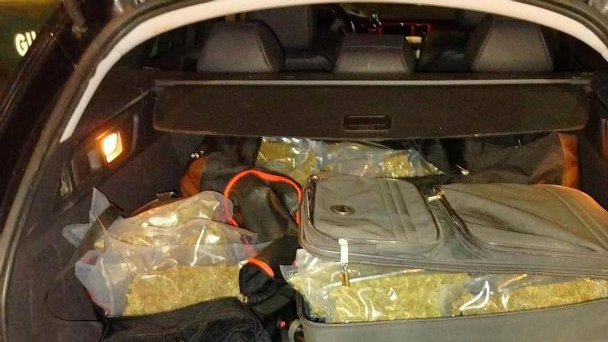 El maleter d'un vehicle alemany ple de bosses i maletes amb marihuana a l'interior.