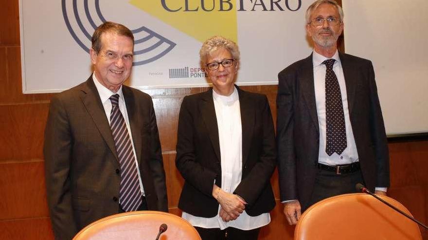 Anna Caballé, entre Abel Caballero y el tataranieto de Concepción Arenal, Federico Cantero. // R. Grobas