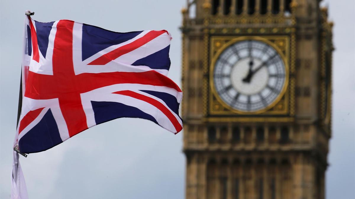Bandera de Reino Unido junto al Big Ben.